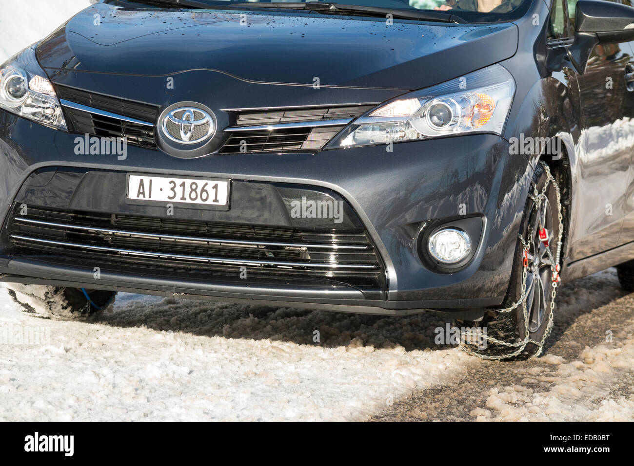 Chaîne à neige/chaînes sur roue avant / roues d'une voiture aussi équipé de pneus hiver / pneus. (75) Banque D'Images