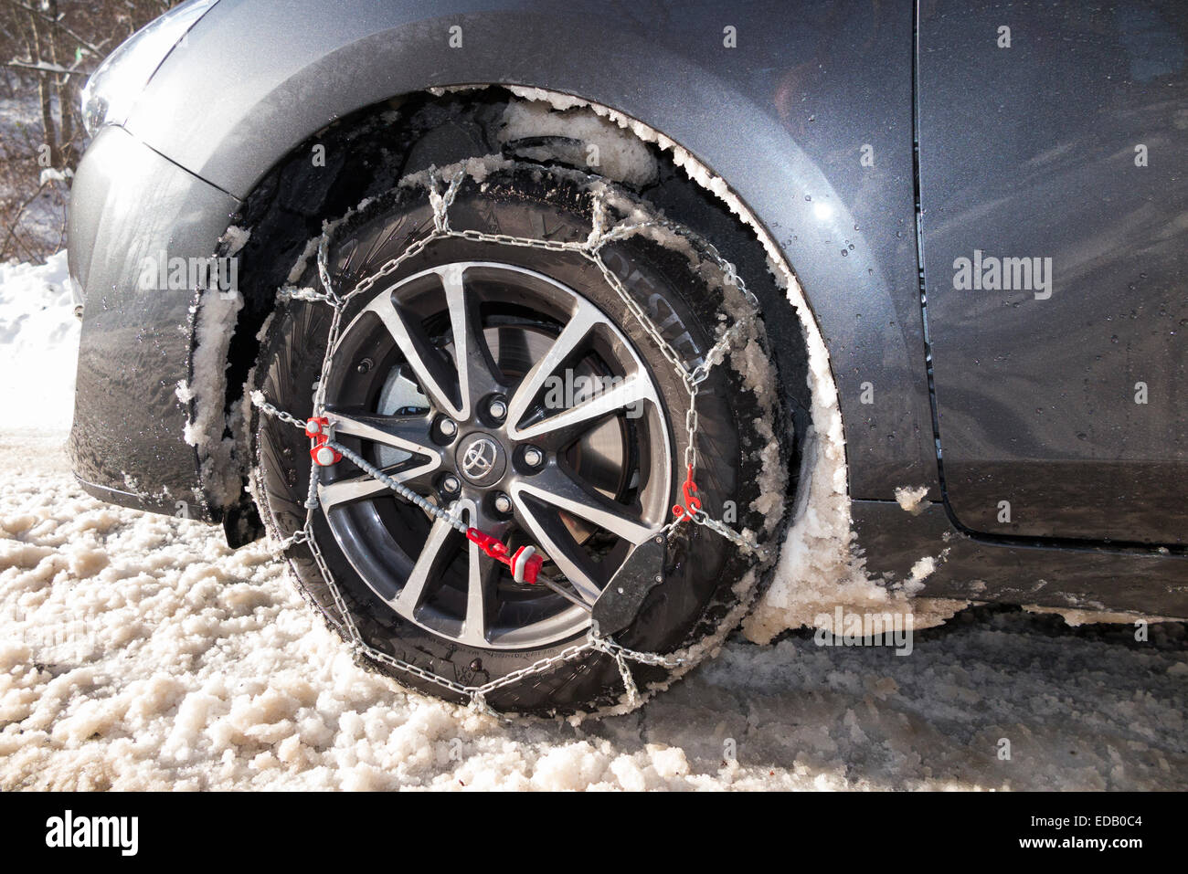 Chaîne à neige/chaînes sur roue avant / roues d'une voiture aussi équipé de pneus hiver / pneus. (75) Banque D'Images