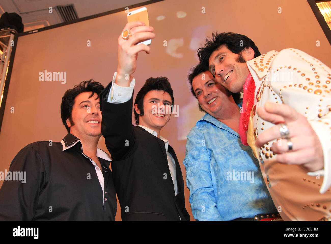 Quatre imitateurs d'Elvis Presley hommage ou artistes posent pour une photographie selfies, lors d'un concours, Banque D'Images