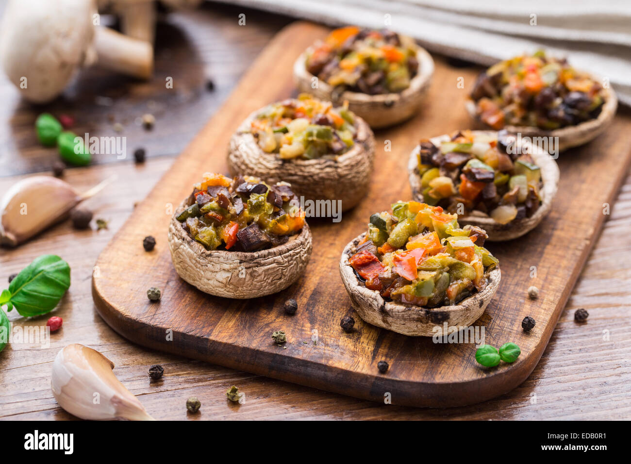 Champignons Portobello farcis aux légumes Photo Stock Alamy