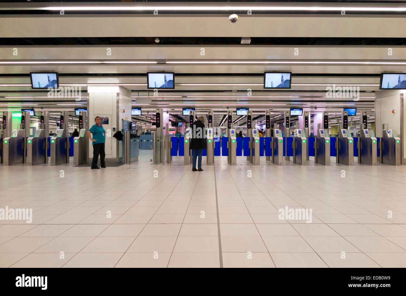 Carte d'embarquement des passagers automatique contrôle de portes avant le contrôle de sécurité à l'aéroport de Gatwick (Londres) terminal sud. Banque D'Images