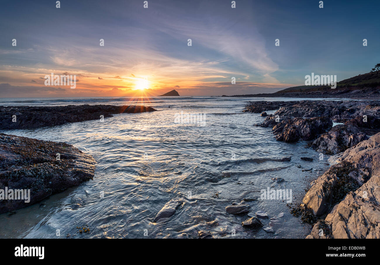 Coucher du soleil à Wembury beach à l'extérieur, vers l'île Mewstone Banque D'Images