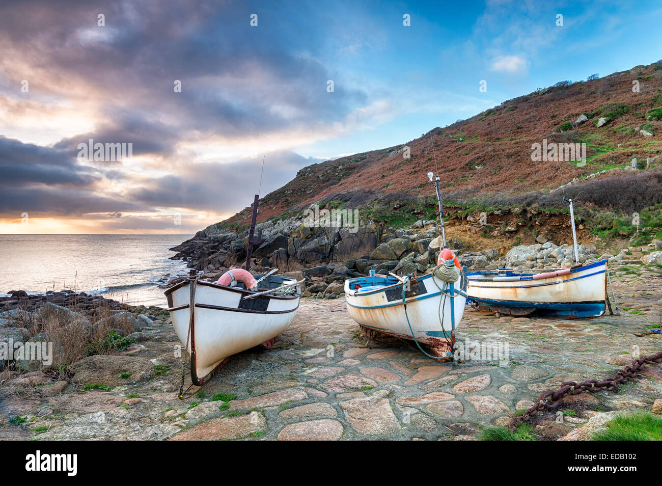 Bateaux de pêche sur la plage à Penberth Cove, un petit village de pêcheurs près de Land's End en Cornouailles Banque D'Images