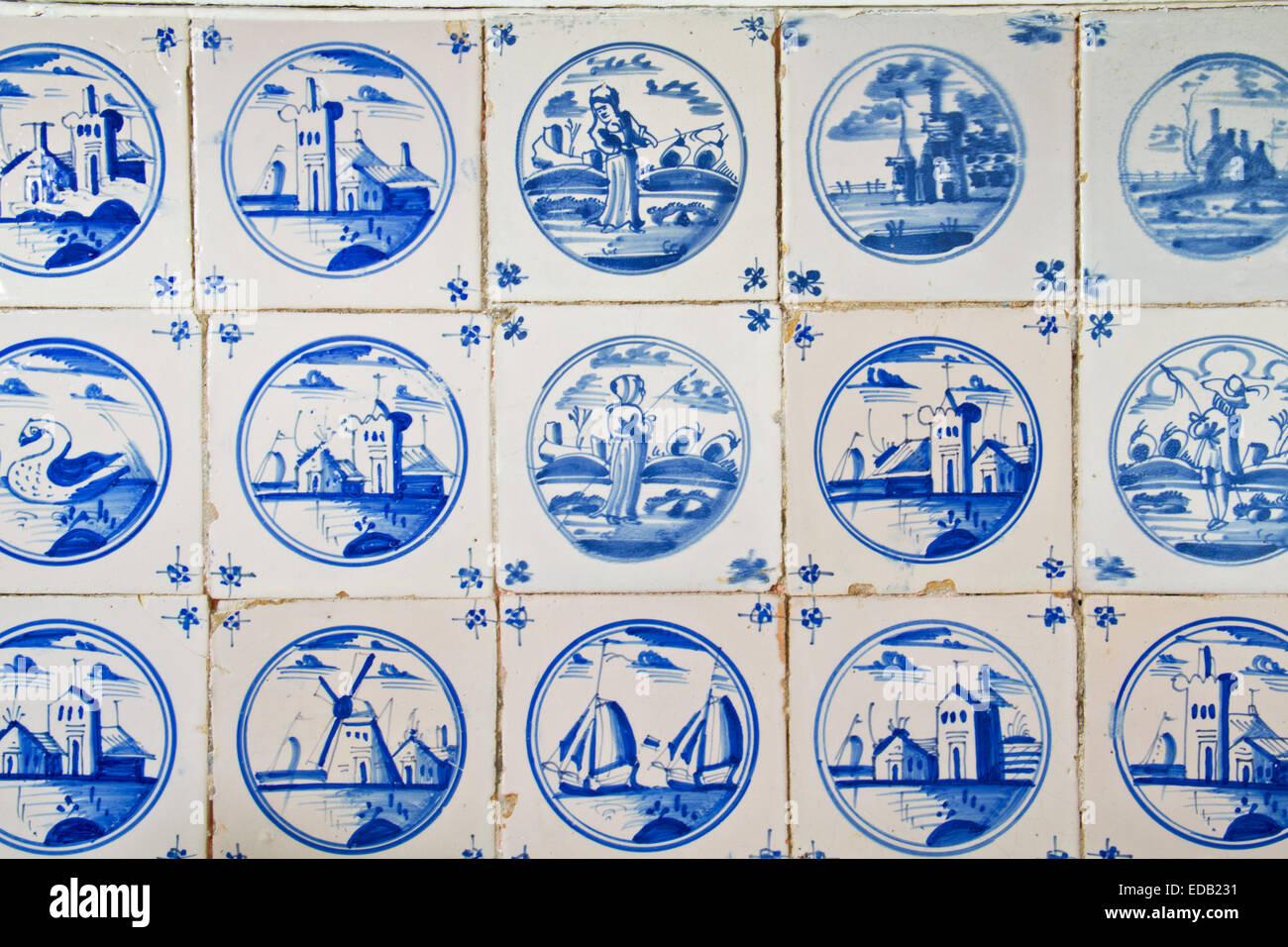 Meubles anciens carreaux hollandais sur le mur de cuisine d'un vieux bâtiment Banque D'Images