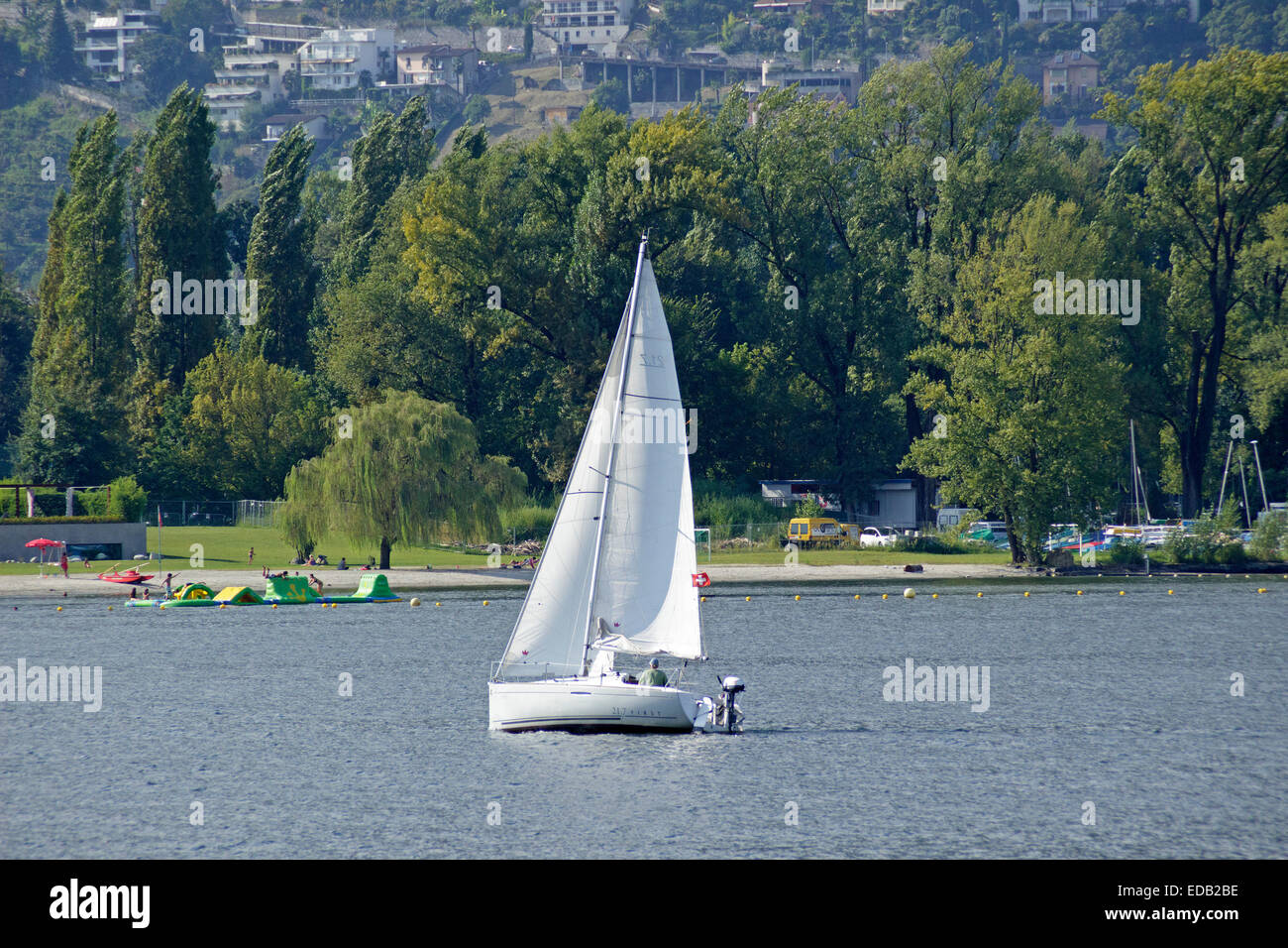 Bateau à voile sur le Lac Majeur, Locarno, Tessin, Suisse Banque D'Images