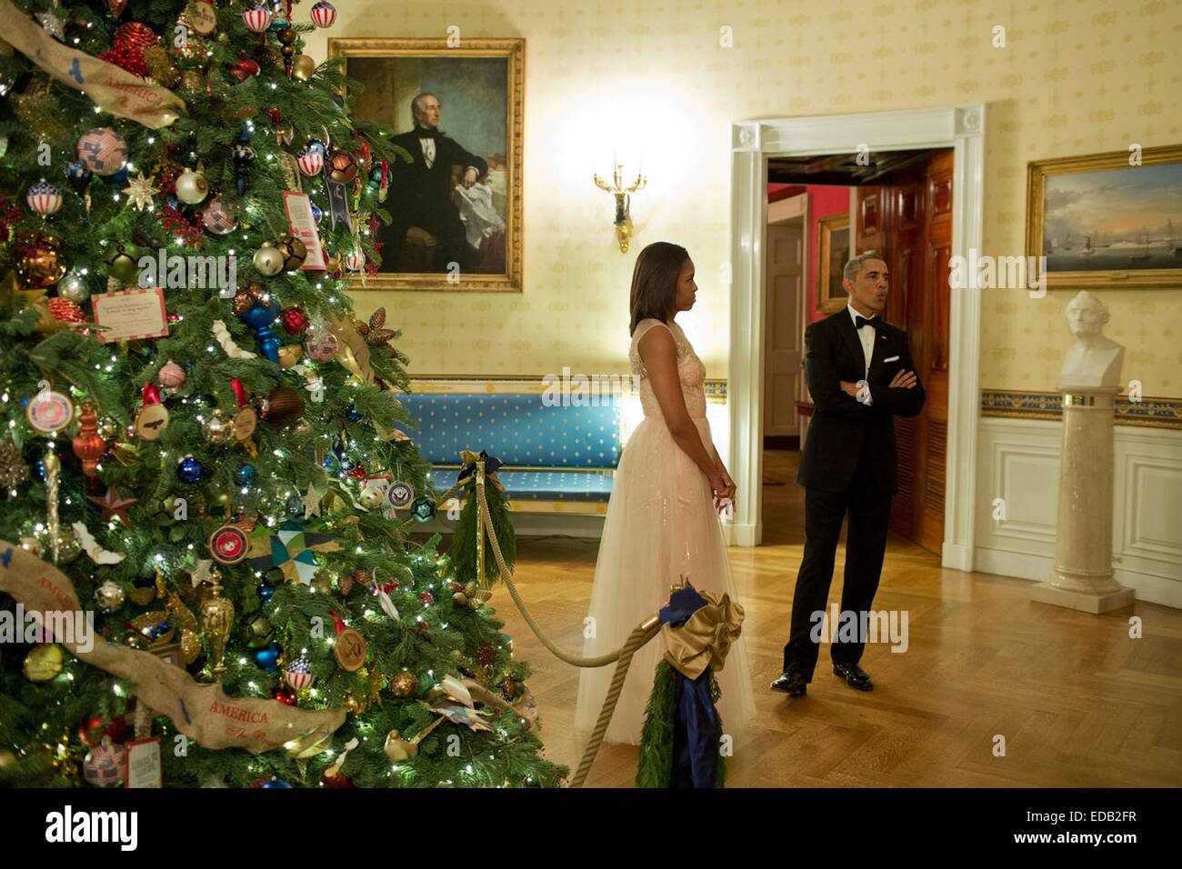 Le président américain Barack Obama siffle une chanson de Noël dans la chambre bleue en attendant avec la Première Dame Michelle Obama qui seront présentés devant le Kennedy Center Honors réception à la Maison Blanche le 7 décembre 2014 à Washington, DC. Banque D'Images