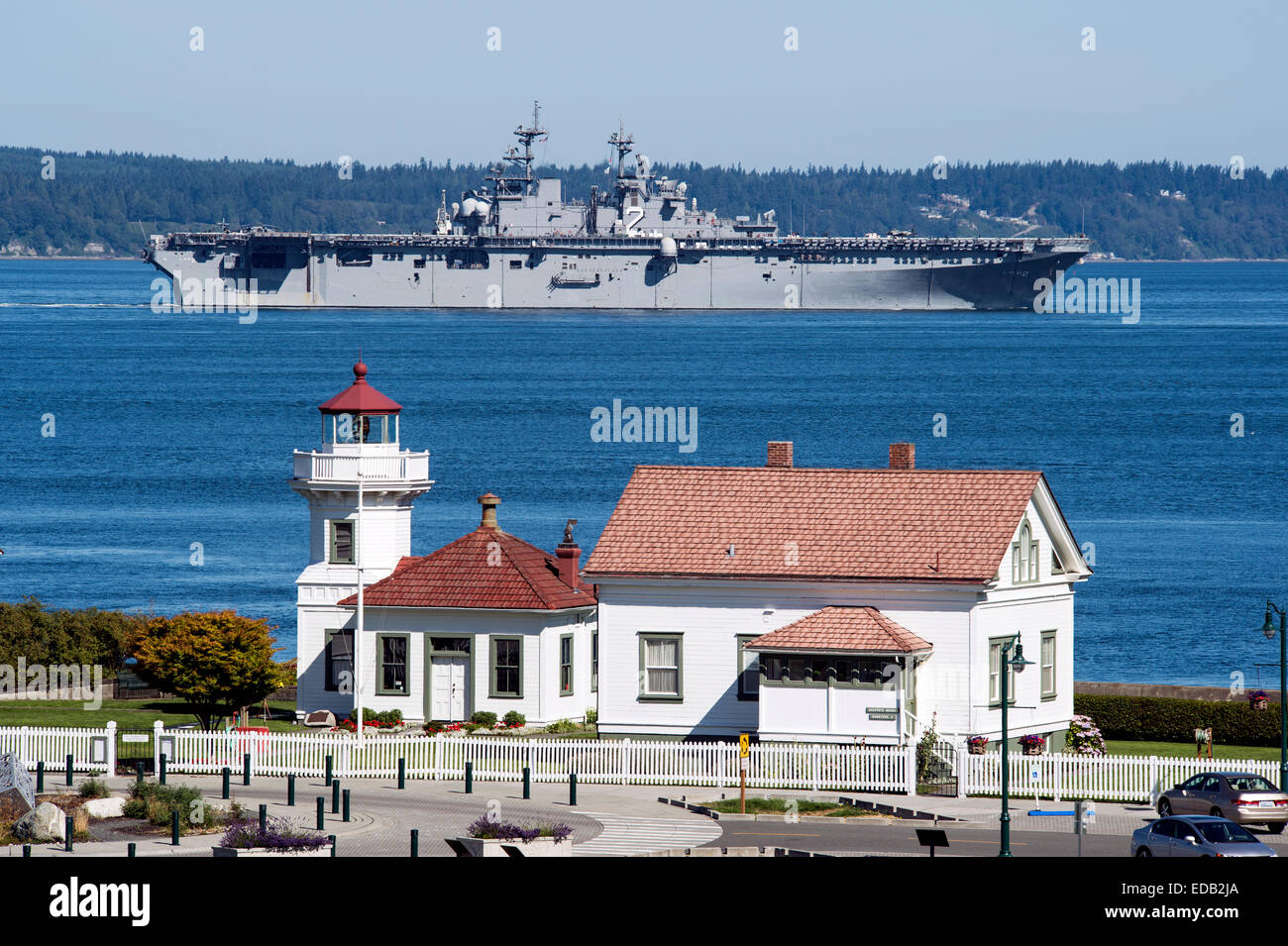 Wasp de l'US Navy de la classe de navire d'assaut amphibie USS Essex passe le Mukilteo phare sur sa façon de participer à la 65e semaine de la flotte Seafair Seattle le 28 juillet 2014 à Everett, Washington. Banque D'Images