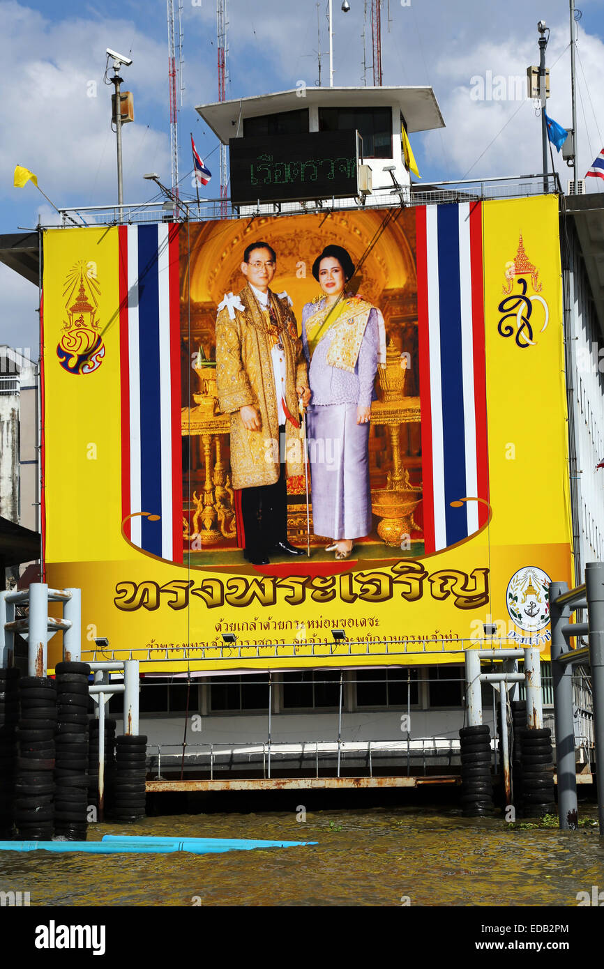 Photo du roi Rama IX Thaïlandais Bhumibol Adulyadej, dans la rue à Bangkok, Thaïlande Banque D'Images