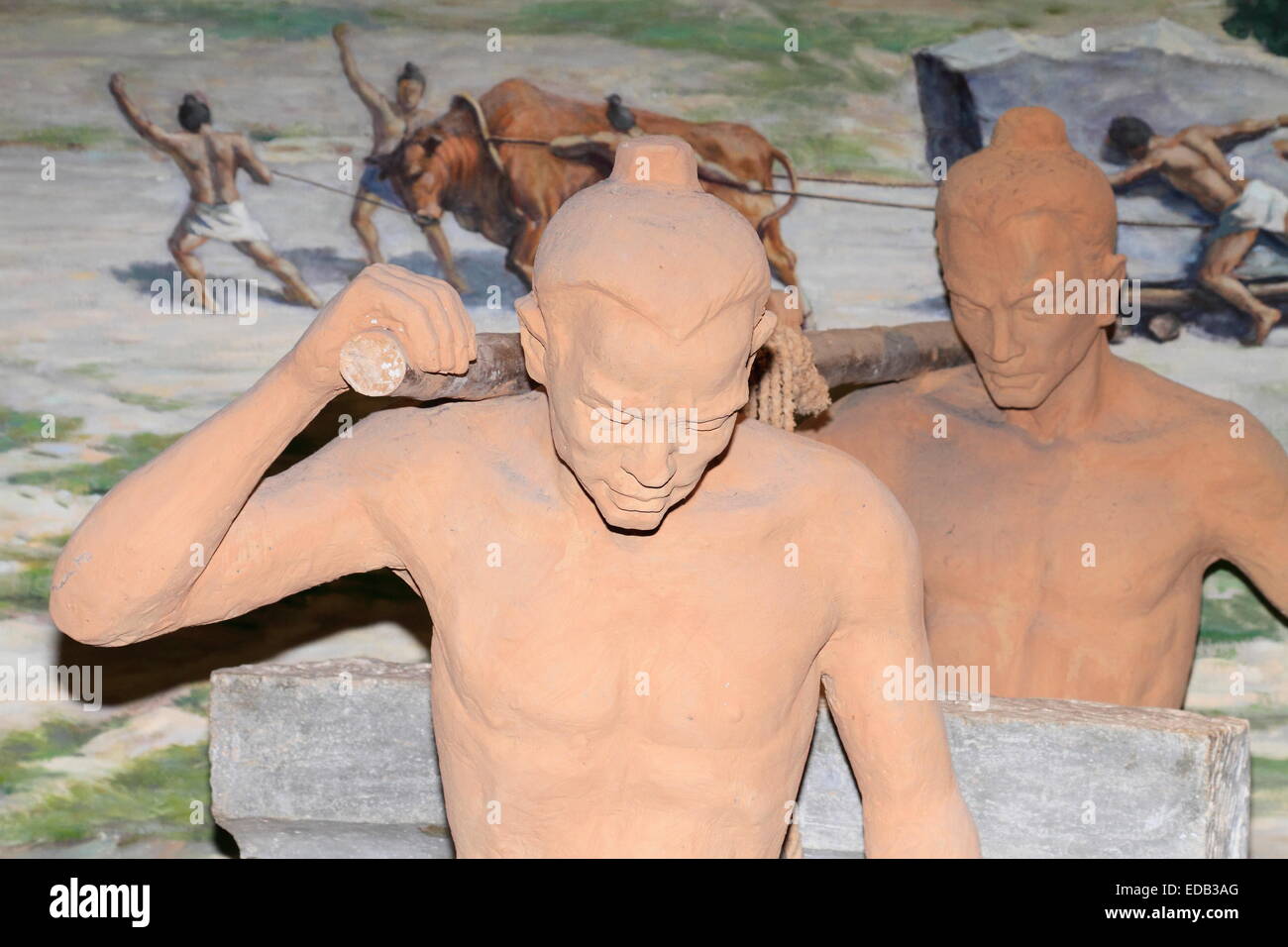 Des statues d'artisans (travailleurs) de construire des guerriers de l'armée de terre cuite pour protéger l'empereur Qin Shihuang. Xian, Chine Banque D'Images