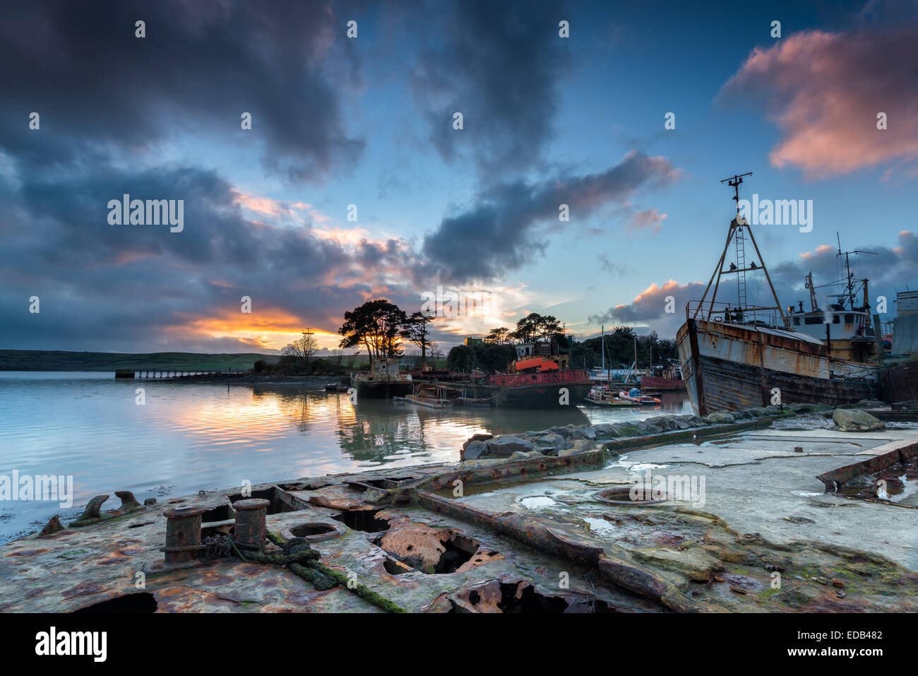 La rouille vieilles épaves et des bateaux sur la Rivière Tamar à Cornwall Banque D'Images