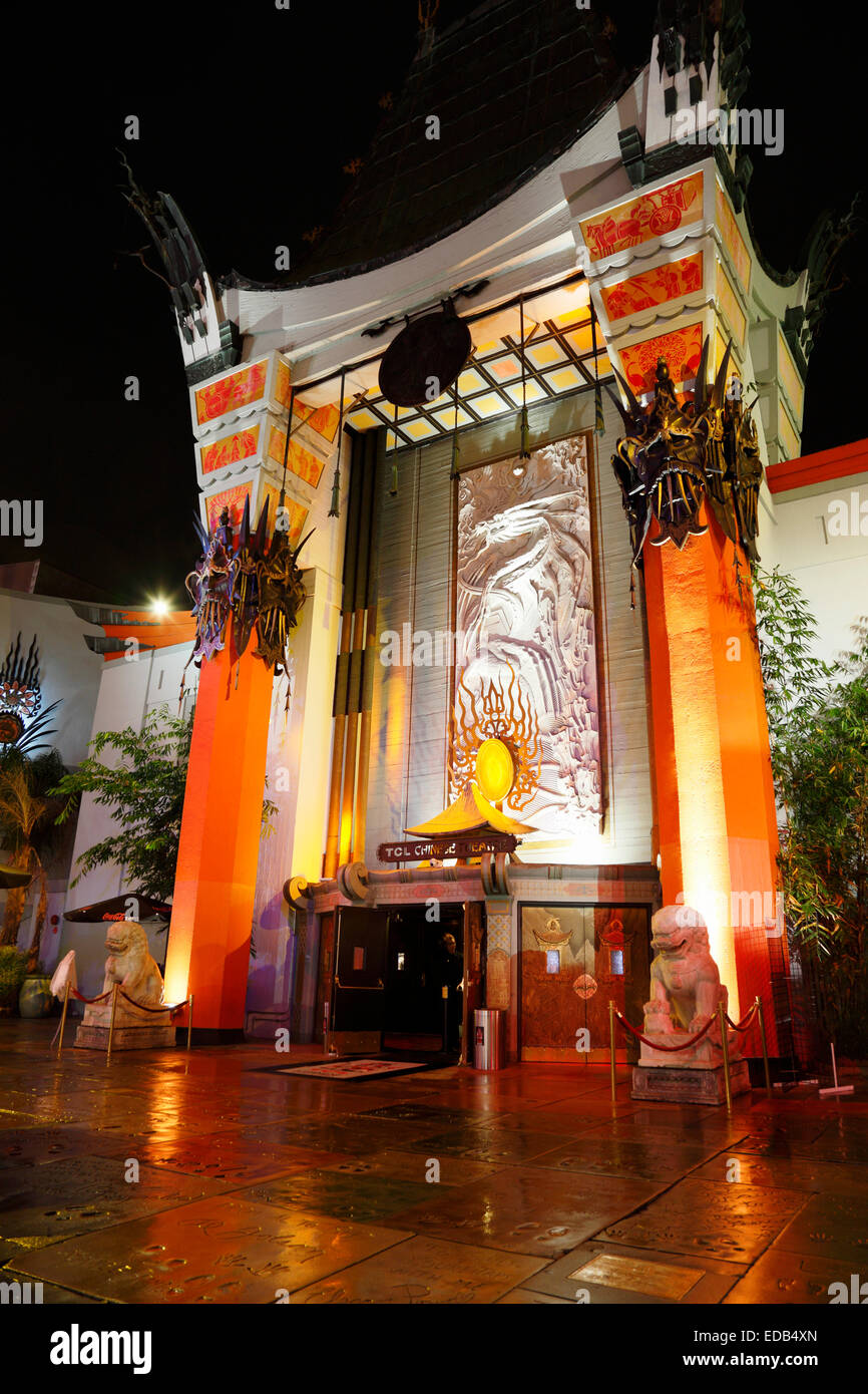 Los Angeles, Hollywood, Californie. Le Grauman's Chinese Theatre par nuit. Banque D'Images