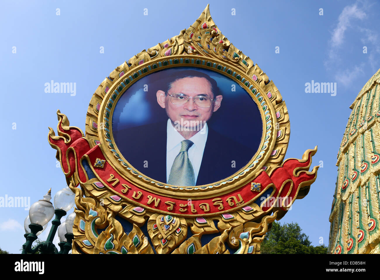 Photo du roi Rama IX Thaïlandais Bhumibol Adulyadej, dans la rue à Bangkok, Thaïlande Banque D'Images
