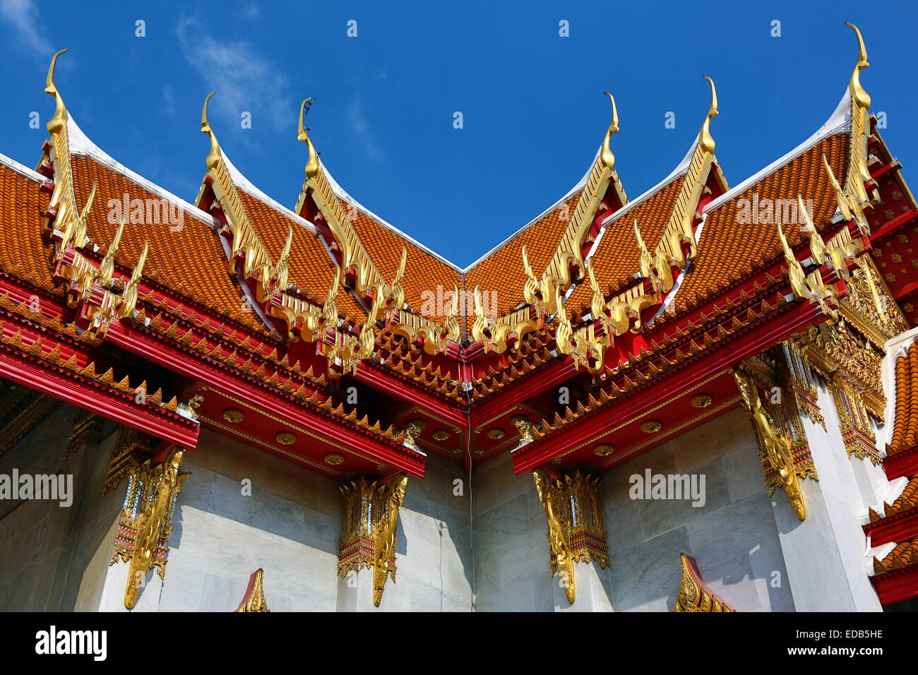 Toit orné au Wat Benchamabopitr, le Temple de marbre, Bangkok, Thaïlande Banque D'Images