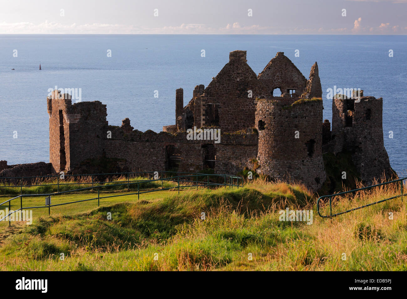 Le Château de Dunluce (Dunclue Castle) dans la lumière, d'Antrim, en Irlande du Nord Banque D'Images