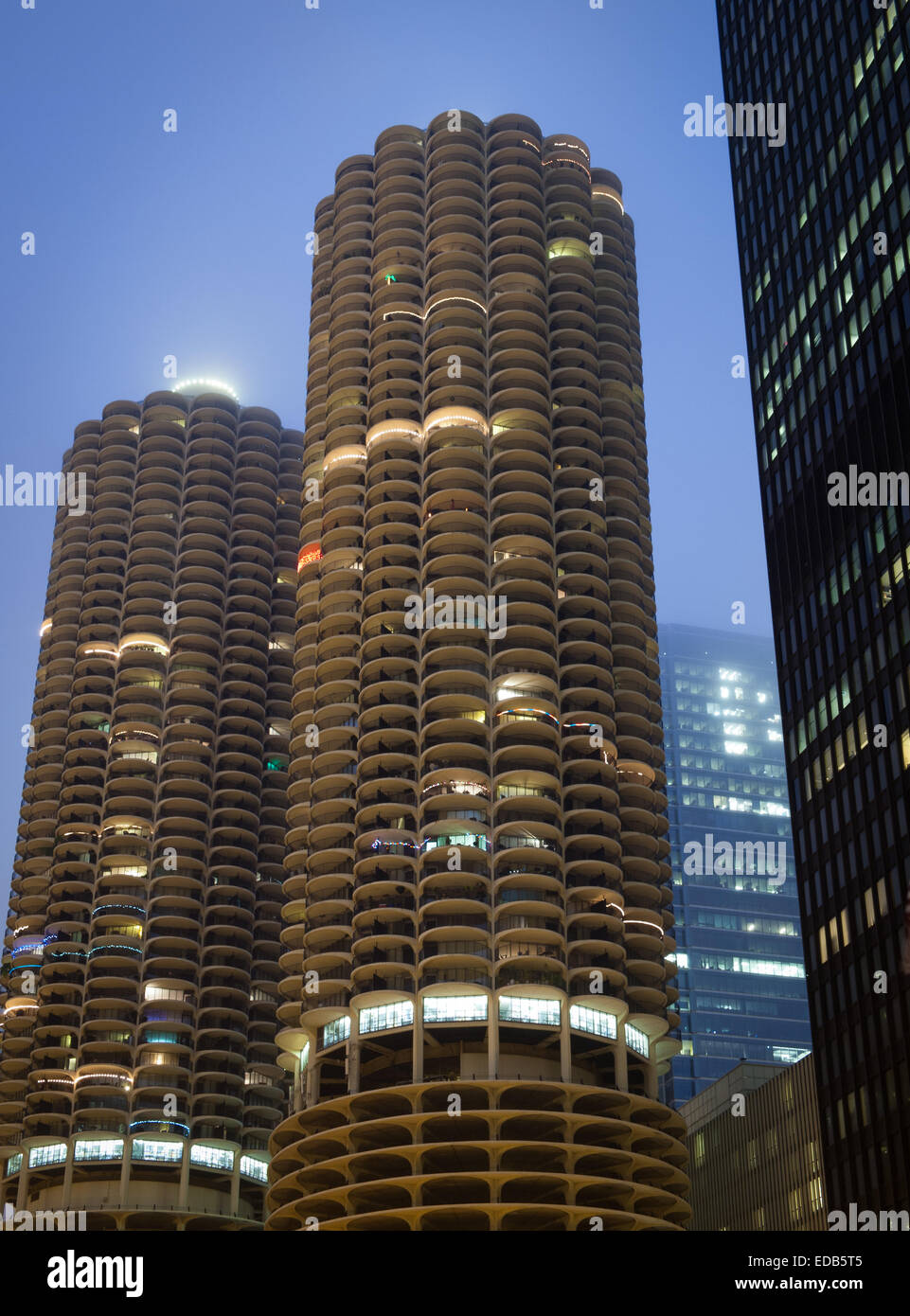 Une vue de la nuit en forme de rafles, le Marina City Tours jumelles et le bâtiment IBM [AMA] (à droite) à Chicago, Illinois. Banque D'Images