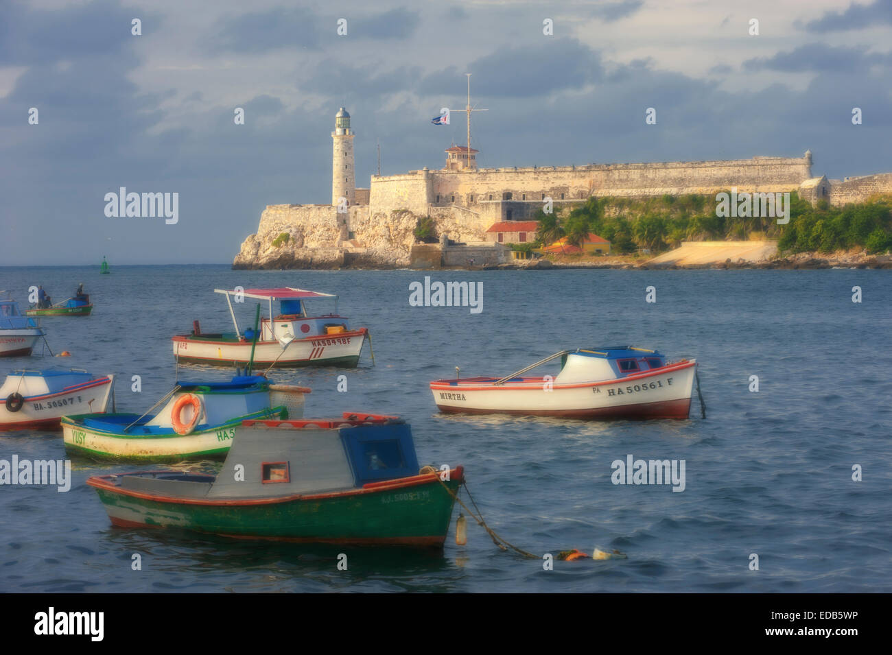 Avis de Morro Castle, forteresse gardant le port de La Havane, des bateaux de pêche ancrés. Vue de la Vieille Havane, Cuba Banque D'Images