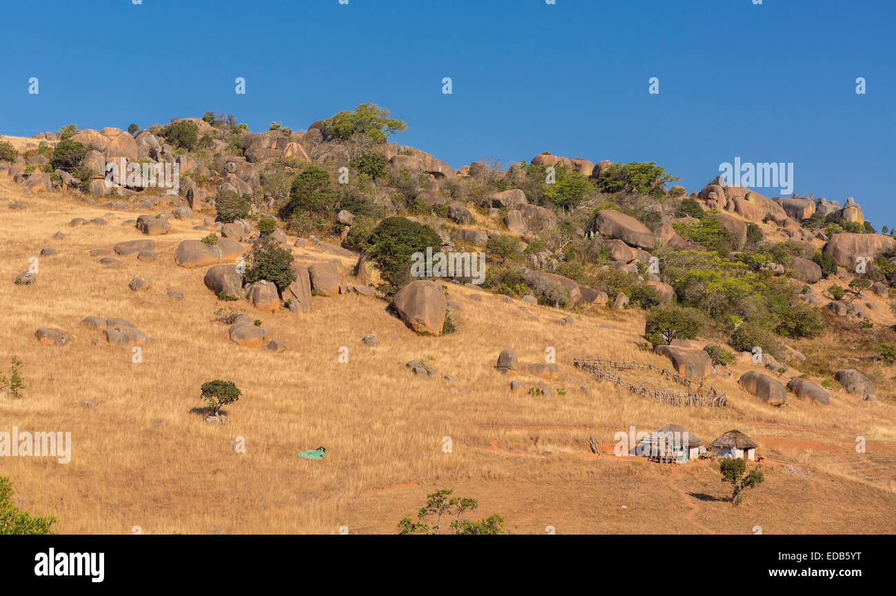 HHOHHO, SWAZILAND, AFRIQUE - installation rurale, les maisons et les immeubles et crête avec affleurement rocheux. Banque D'Images