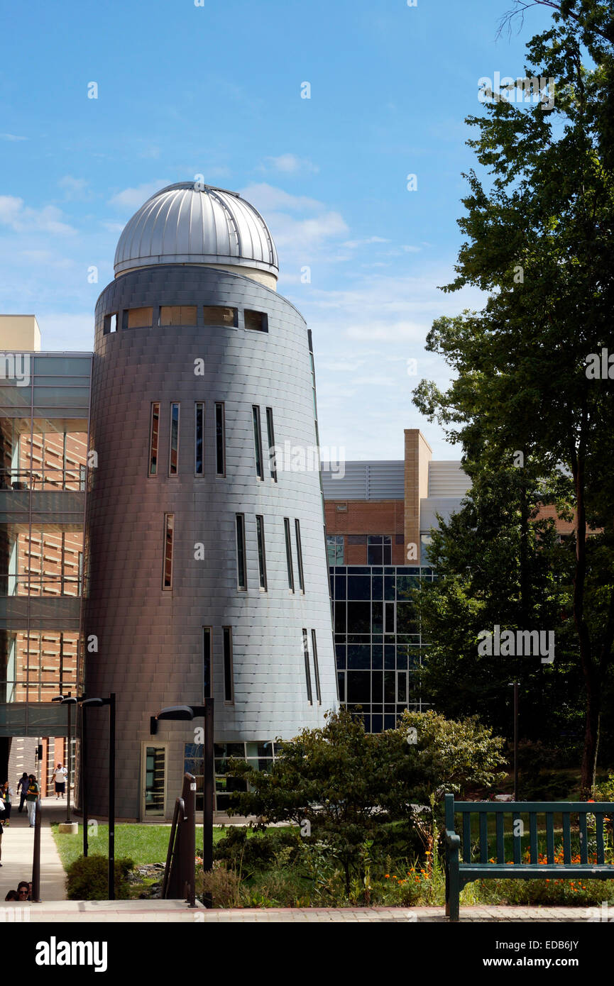 Un observatoire sur un campus universitaire. Banque D'Images