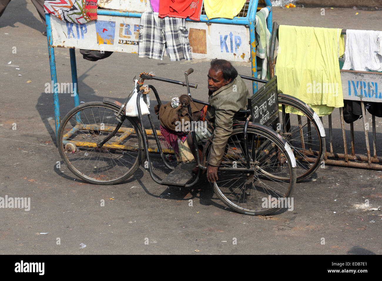 En face de mendiants, Nirmal Hriday, accueil des malades et des mourants, à Kolkata, Inde Agressez Banque D'Images