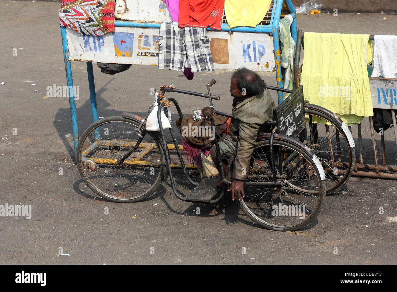 En face de mendiants, Nirmal Hriday, accueil des malades et des mourants, à Kolkata, Inde Agressez Banque D'Images