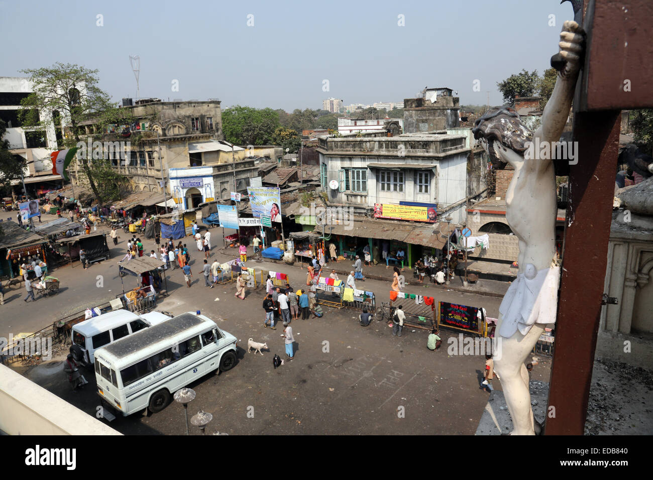 Crucifix sur le dessus de l'Nirmal Hriday, accueil des malades et des mourants, à Kolkata, Inde Agressez Banque D'Images