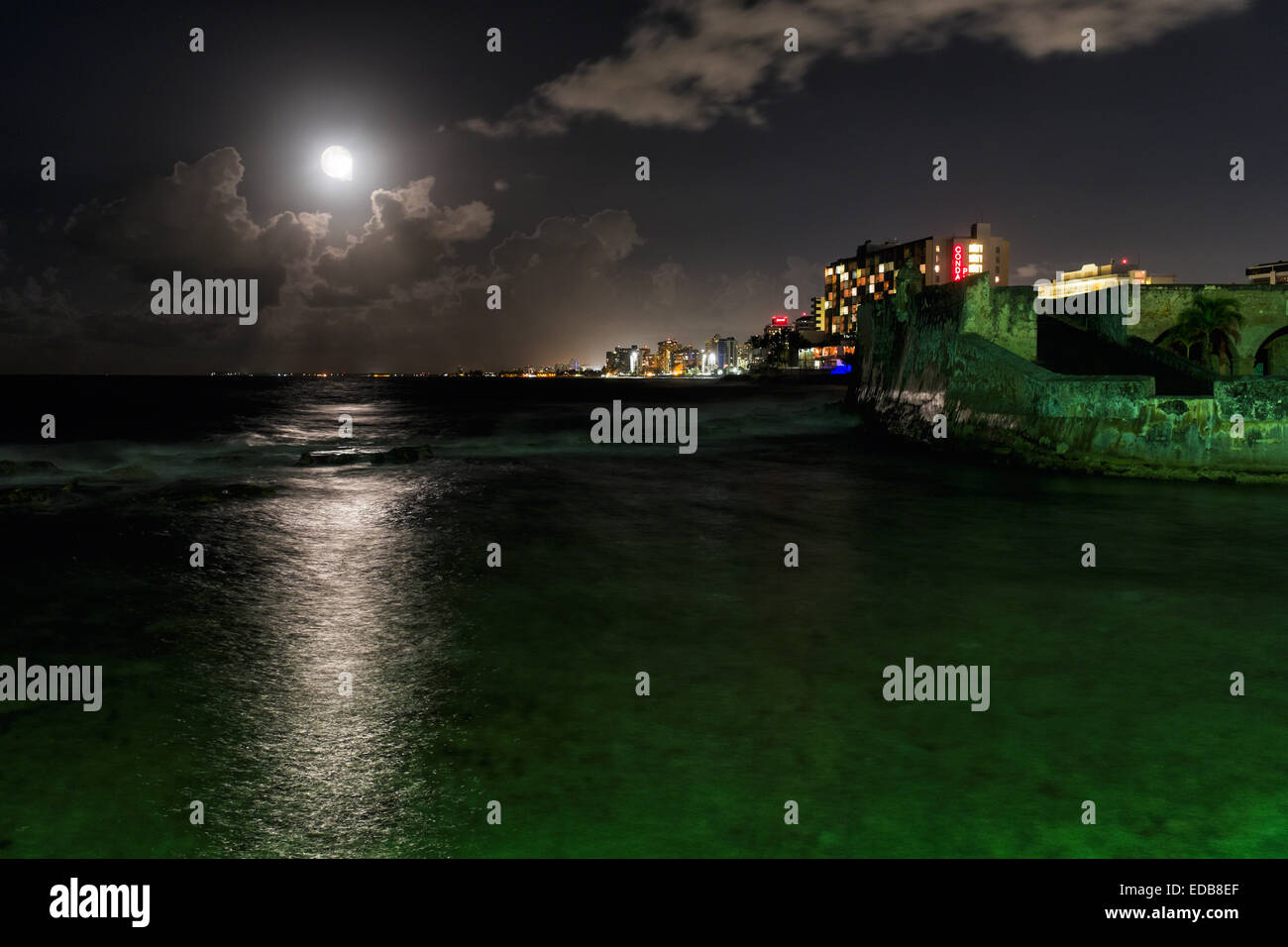 Nuit Vue panoramique sur Ocean Front Bâtiments de Condado et Fort San Geronimo, Puerta de Tierra, San Juan, Puerto Rico Banque D'Images