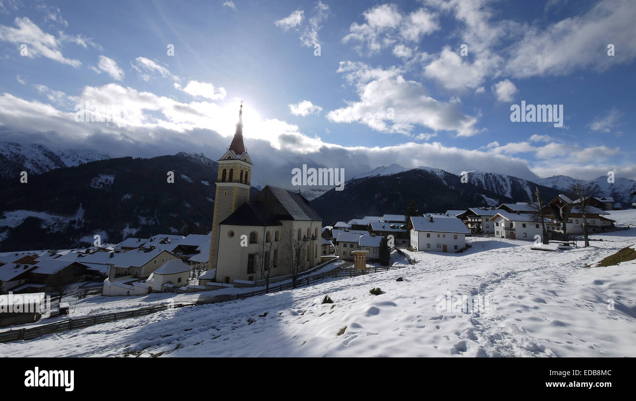 Le village de Obertilliach, Autriche, photographié le 14 décembre 2014. À compter de janvier 2015, le dernier James Bond film 'Stinger' va être tourné ici. Photo : Matthias Roeder/dpa Banque D'Images