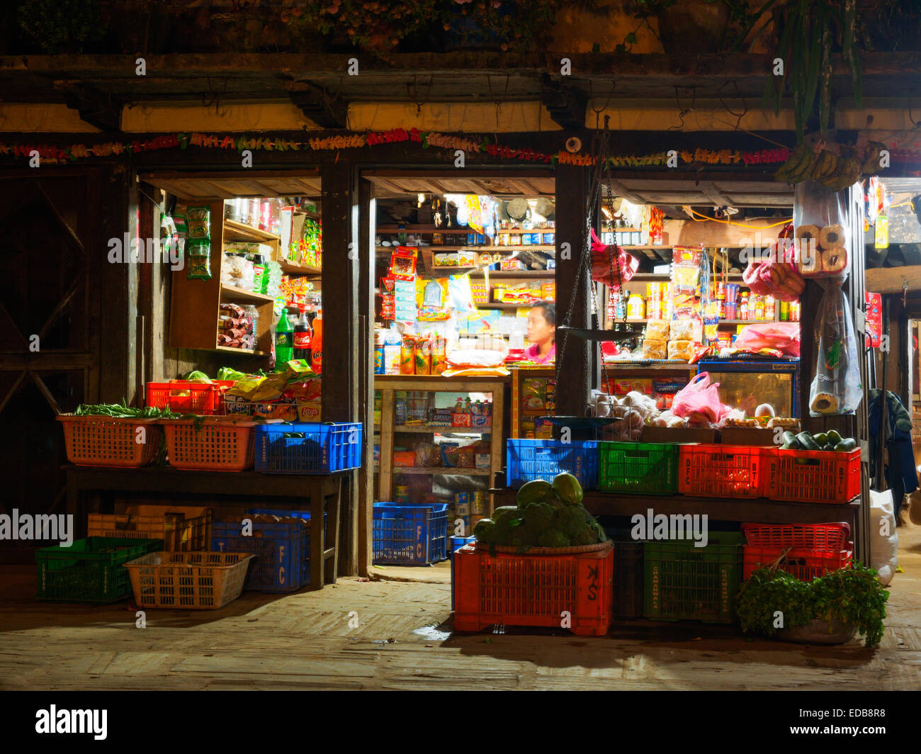 Typique petit magasin général népalais par nuit. Bandipur, Népal Banque D'Images