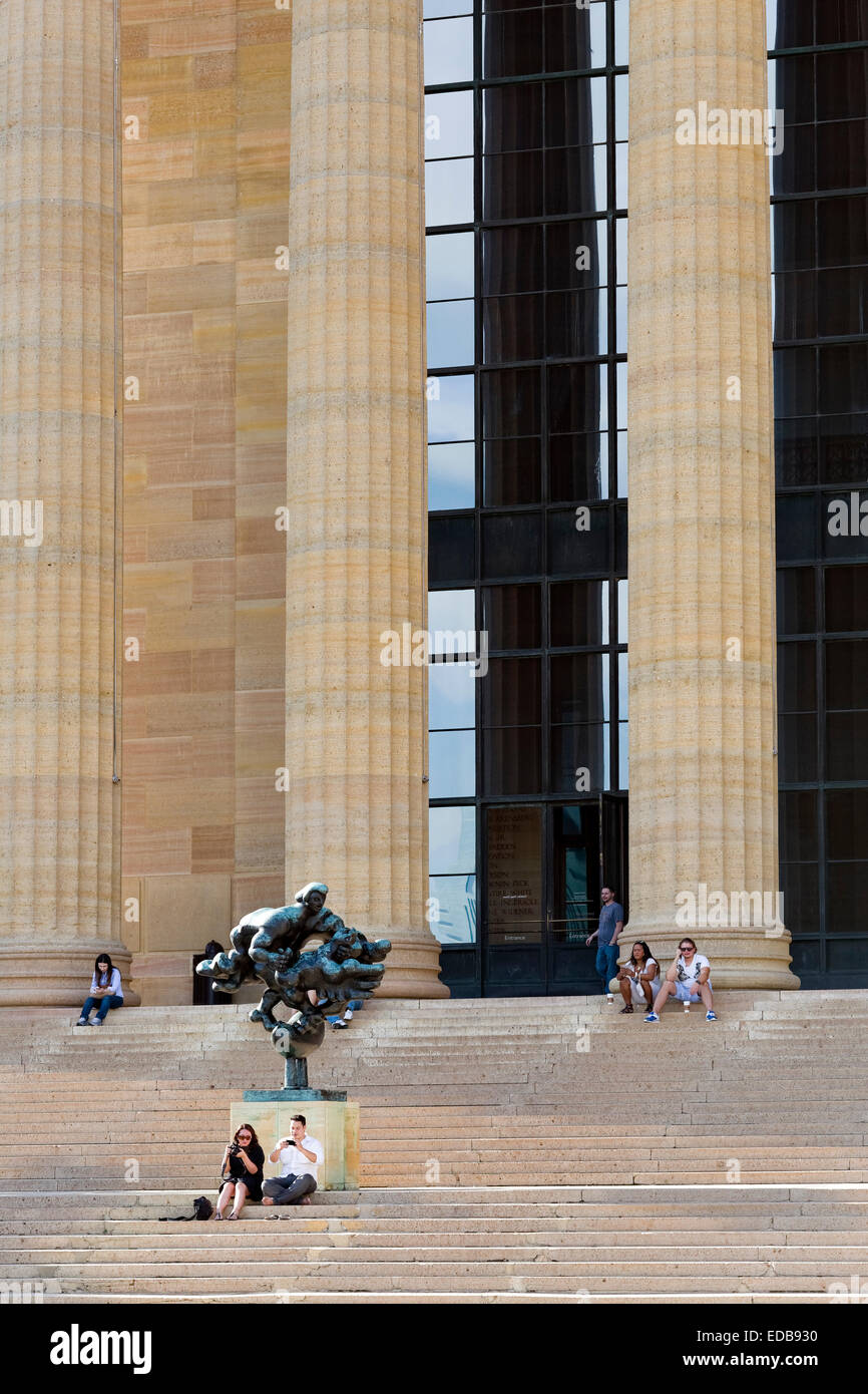 Les touristes assis sur les marches rocheuses, Philadelphia Museum of Art, Philadelphie, Pennsylvanie Banque D'Images