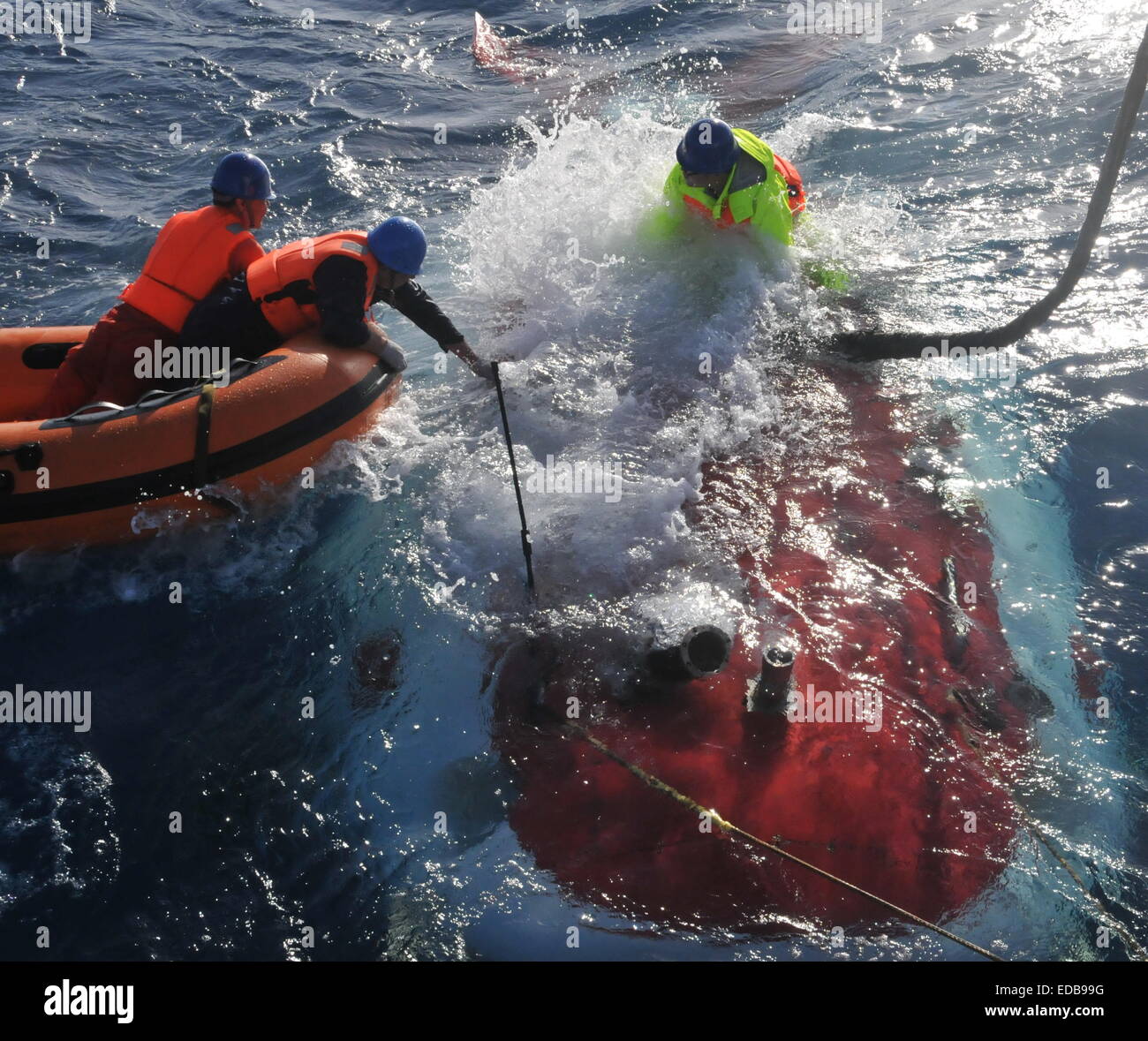 (150105) -- À BORD XIANGYANGHONG 09, Janvier 5, 2015 (Xinhua) -- le personnel de travail essayer de lier la corde sur le submersible habité Jiaolong dans les fonds marins du sud-ouest de l'Océan Indien, le 4 janvier 2015. Jiaolong, du nom d'un dragon mythique, est sur une expédition de 120 jours dans le sud-ouest de l'Océan Indien. Il a prévu d'effectuer 20 plongées au cours de la période de quatre mois à la recherche de sulfure polymétallique, la diversité biologique, les microbes hydrothermaux et des ressources génétiques dans la région. (Xinhua/Zhang Xudong) (wyo) Banque D'Images