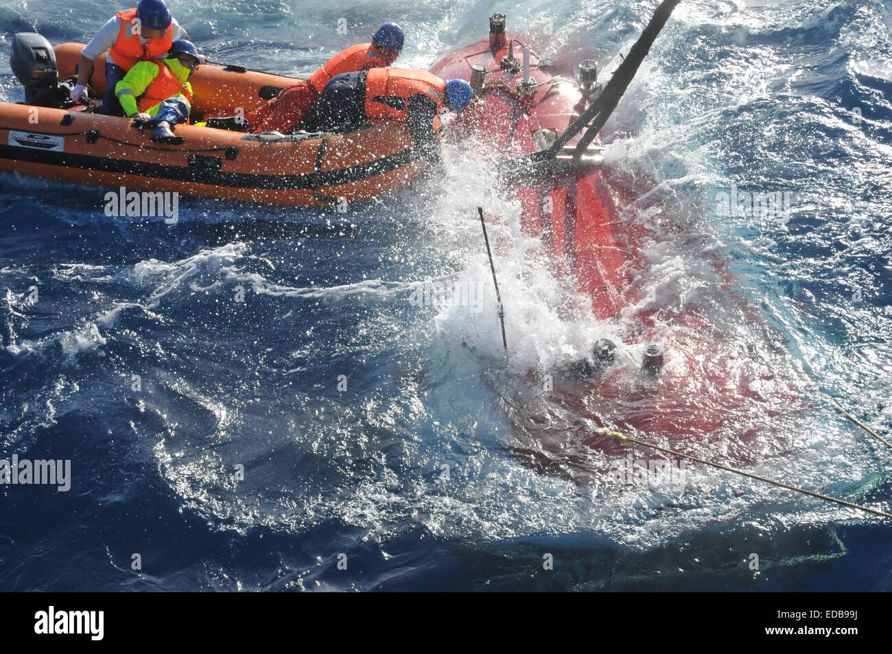 (150105) -- À BORD XIANGYANGHONG 09, Janvier 5, 2015 (Xinhua) -- le personnel de travail essayer de lier la corde sur le submersible habité Jiaolong dans les fonds marins du sud-ouest de l'Océan Indien, le 4 janvier 2015. Jiaolong, du nom d'un dragon mythique, est sur une expédition de 120 jours dans le sud-ouest de l'Océan Indien. Il a prévu d'effectuer 20 plongées au cours de la période de quatre mois à la recherche de sulfure polymétallique, la diversité biologique, les microbes hydrothermaux et des ressources génétiques dans la région. (Xinhua/Zhang Xudong) (wyo) Banque D'Images