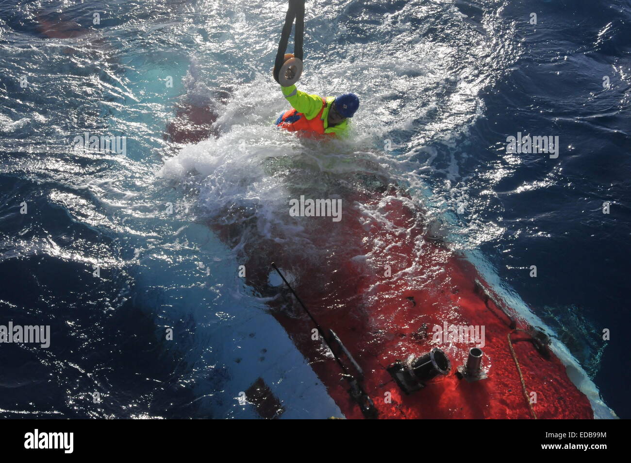 (150105) -- À BORD XIANGYANGHONG 09, Janvier 5, 2015 (Xinhua) -- Nageur Cui Lei tente d'attacher la corde sur le submersible habité Jiaolong dans les fonds marins du sud-ouest de l'Océan Indien, le 4 janvier 2015. Jiaolong, du nom d'un dragon mythique, est sur une expédition de 120 jours dans le sud-ouest de l'Océan Indien. Il a prévu d'effectuer 20 plongées au cours de la période de quatre mois à la recherche de sulfure polymétallique, la diversité biologique, les microbes hydrothermaux et des ressources génétiques dans la région. (Xinhua/Zhang Xudong) (wyo) Banque D'Images