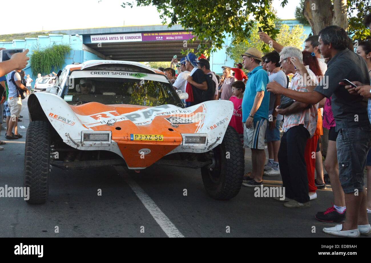 Cordoba Cordoba, Province de l'Argentine. 4 janvier, 2015. Les gens bienvenue l'un des concurrents au Rallye Dakar 2015 à Villa Carlos Paz, Province de Cordoba en Argentine, le 4 janvier 2015. Les concurrents ont commencé à partir de Buenos Aires, capitale de l'Argentine, le 4 janvier leur 9,200km rally à travers l'Argentine, la Bolivie et le Chili et retour à Buenos Aires le 17 janvier. © Irma Montiel/TELAM/Xinhua/Alamy Live News Banque D'Images