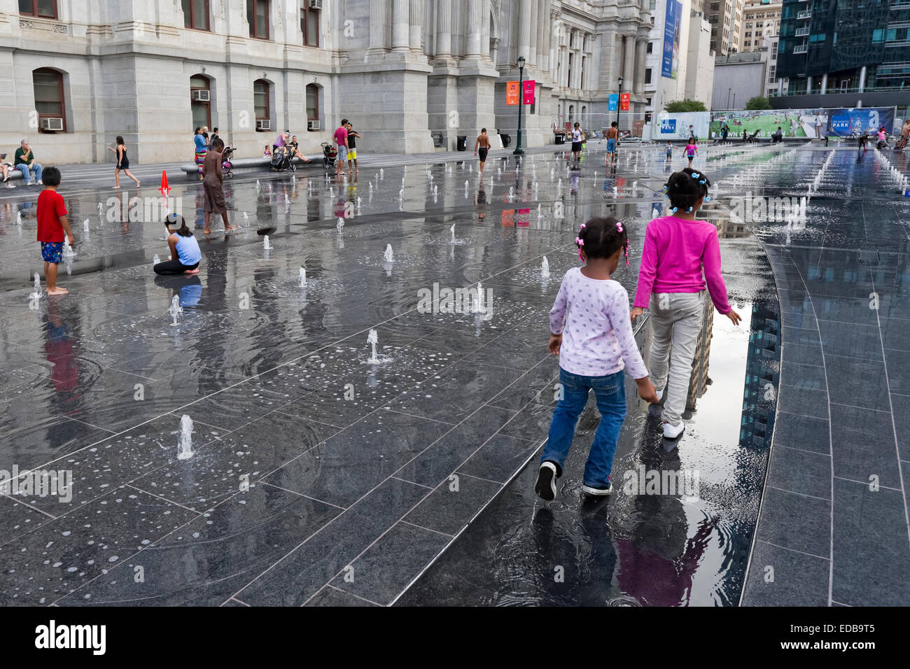 Les enfants jouant dans les fontaines devant l'Hôtel de Ville, Philadelphie, Pennsylvanie Banque D'Images