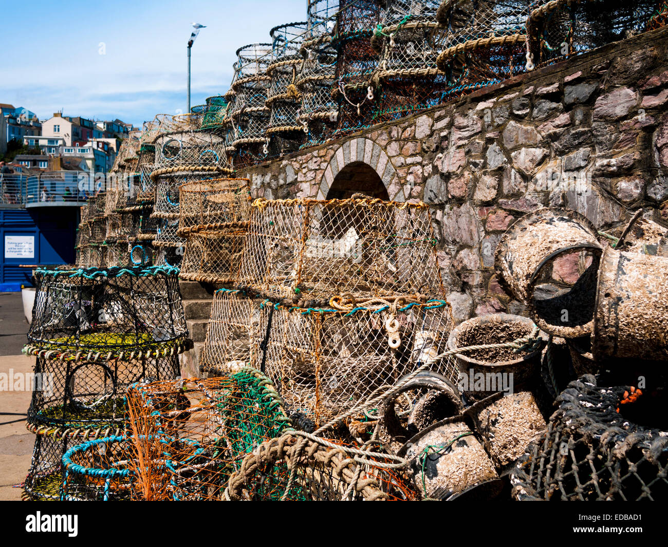 Des casiers à homard sur le quai à Brixham, Devon Banque D'Images