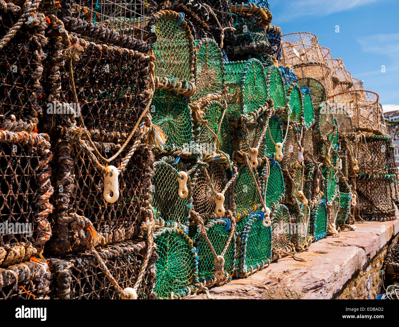 Des casiers à homard sur le quai à Brixham, Devon Banque D'Images