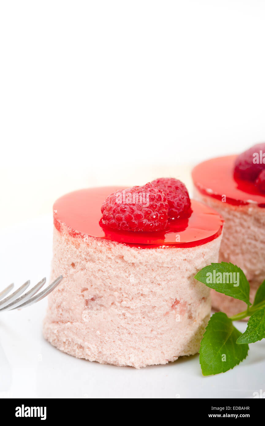 Gâteau framboises fraîches dessert mousse de forme ronde avec des feuilles de menthe Banque D'Images