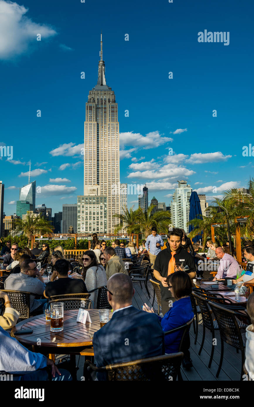 Bar sur le toit et l'Empire State Building, la 5ème Avenue, Manhattan, New York, United States Banque D'Images