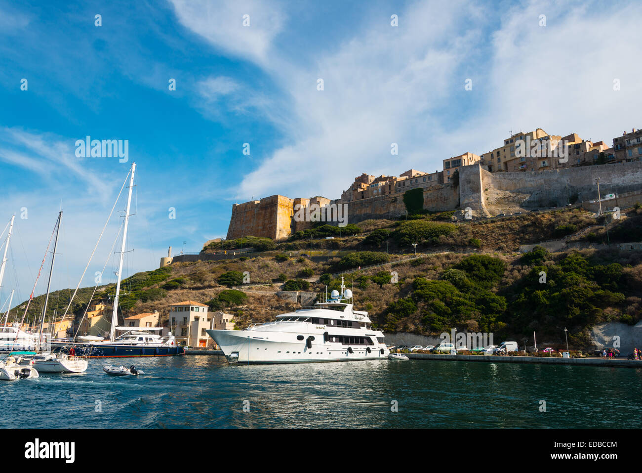 Port avec château, Bonifacio, Corse, France Banque D'Images