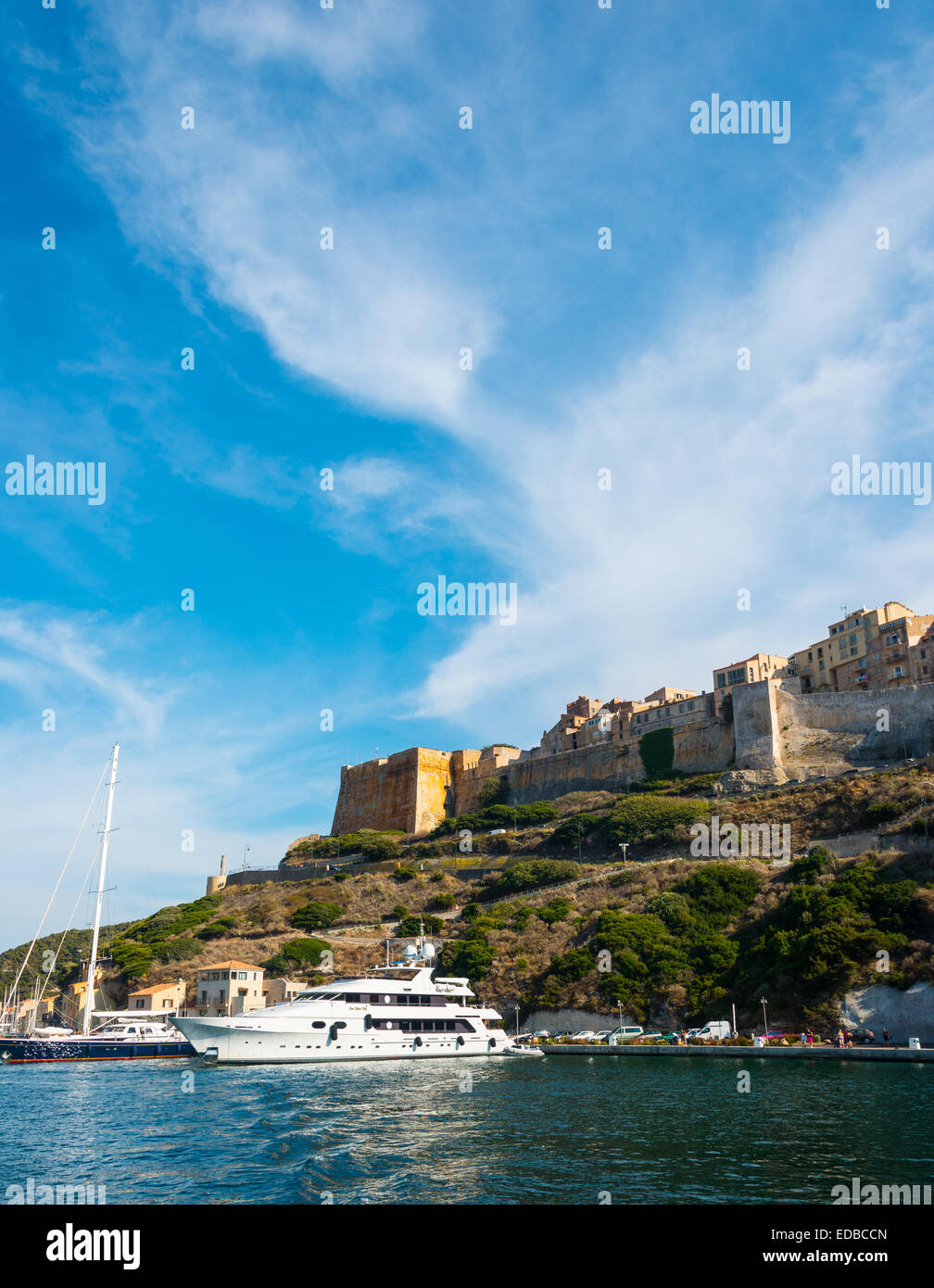 Port avec château, Bonifacio, Corse, France Banque D'Images