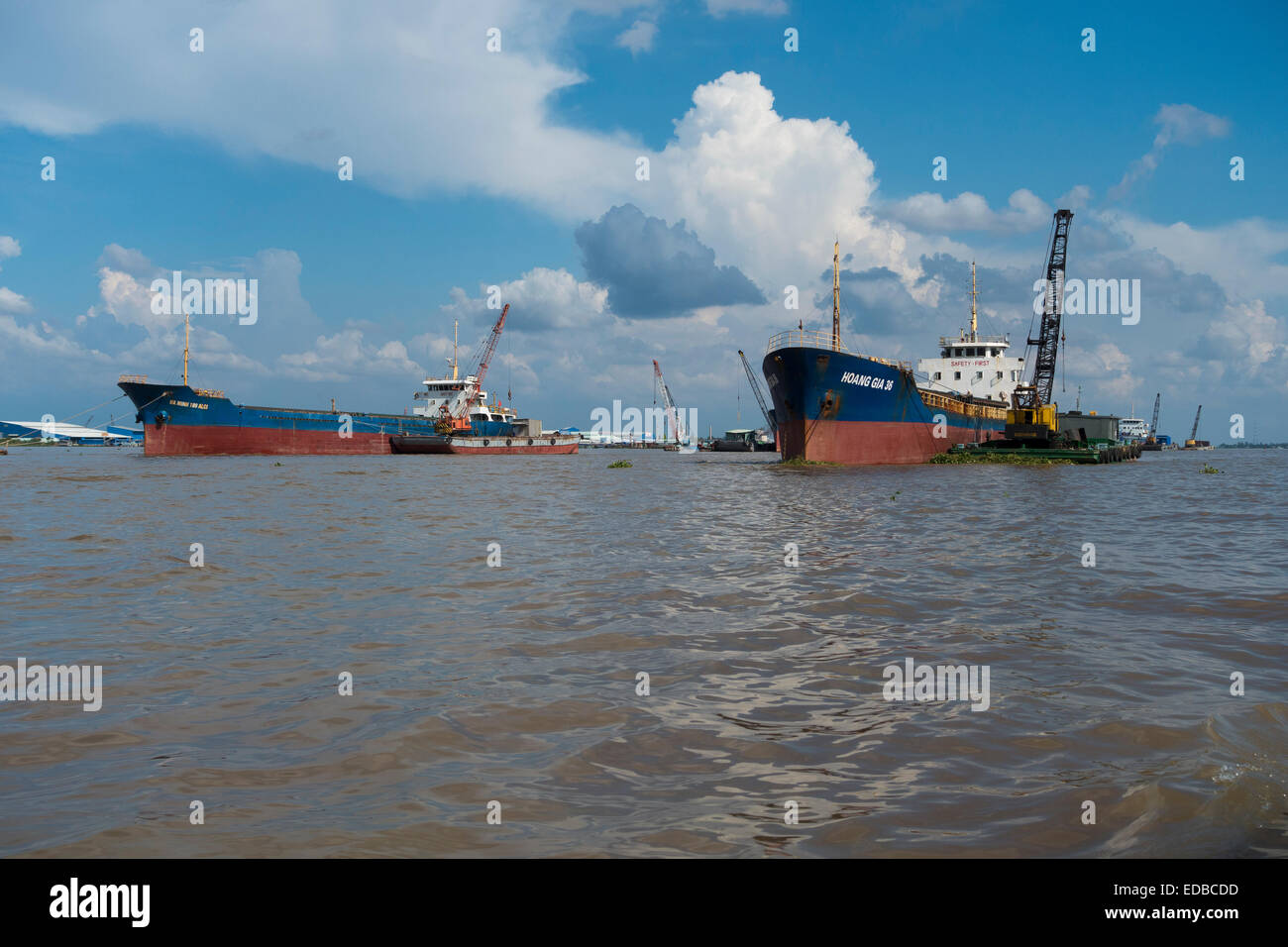 Les navires de charge dans le Delta du Mékong, Can Tho, Vietnam Banque D'Images