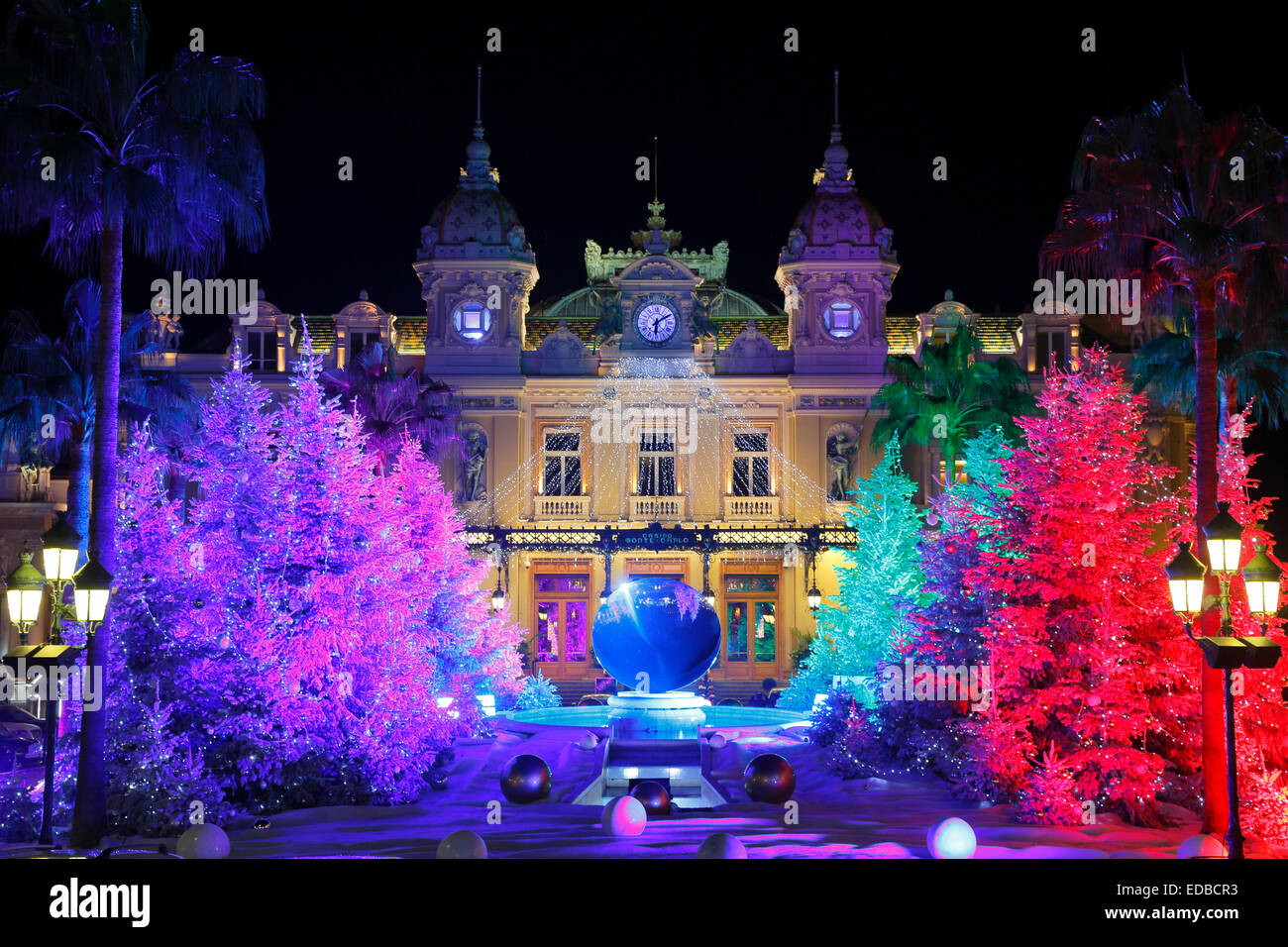 Carré de la Casino de Monte-Carlo à l'époque de Noël avec des arbres de Noël illuminés, Monte-Carlo, Principauté de Monaco Banque D'Images