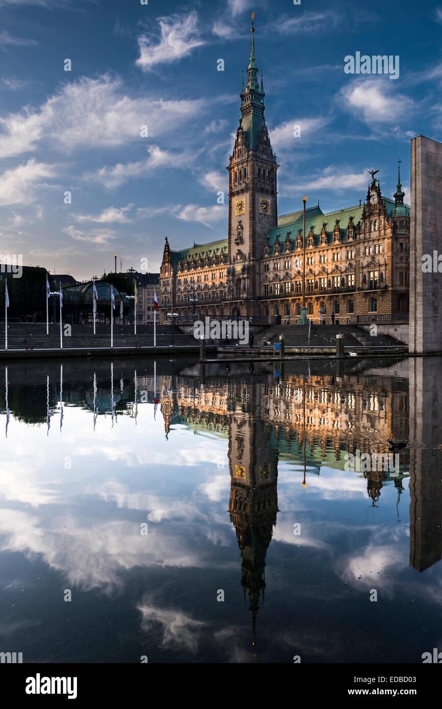 Mairie de Hambourg avec réflexion, Hambourg, Allemagne Banque D'Images