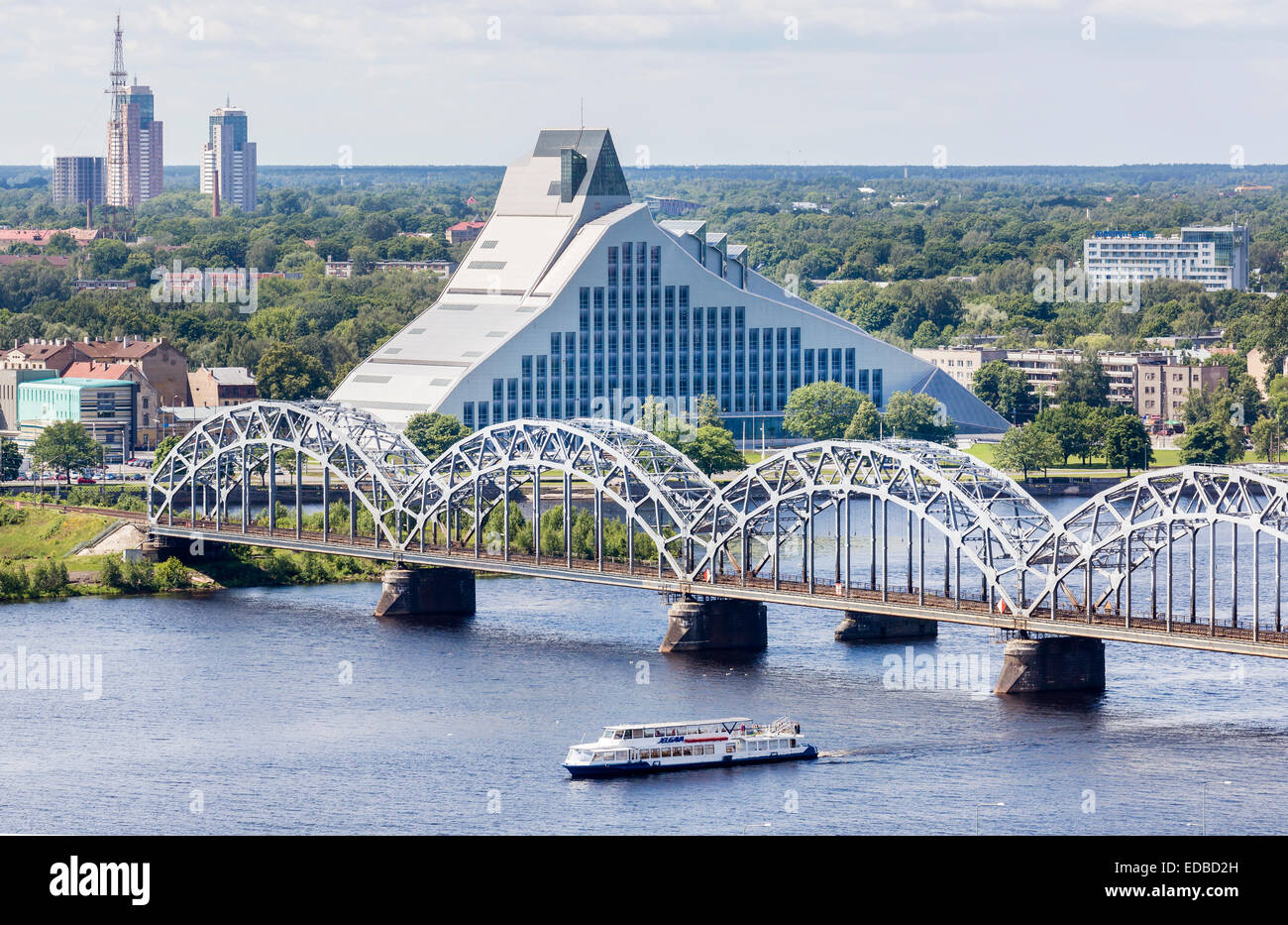 Bibliothèque nationale de Lettonie et le pont de chemin de fer, Dzelzceļa s'incline, sur la Daugava ou Dvina occidentale, Riga, Lettonie Banque D'Images
