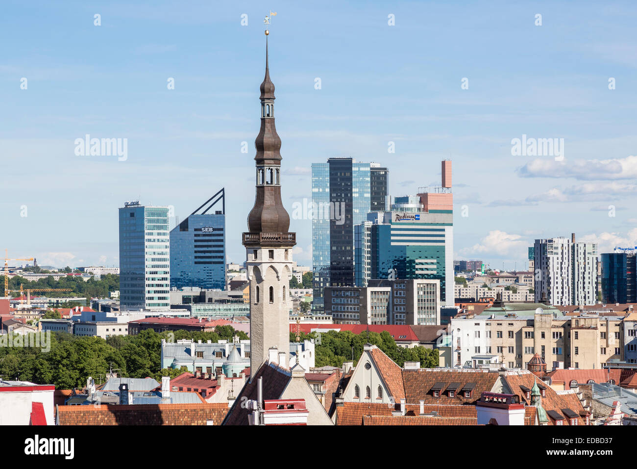 Vue depuis la colline de Toompea sur la Basse-ville, vieille ville, avec la Mairie et le quartier financier, Tallinn, Estonie Banque D'Images