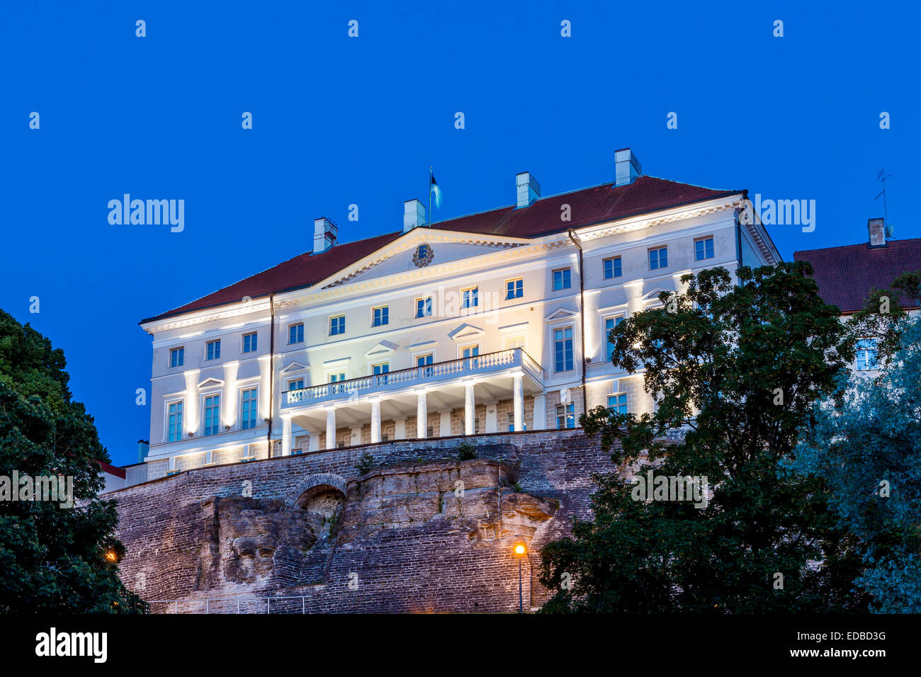 Maison Stenbocki ou Stenbock maja, le siège du gouvernement estonien, à l'heure bleue, Tallinn, Estonie Banque D'Images