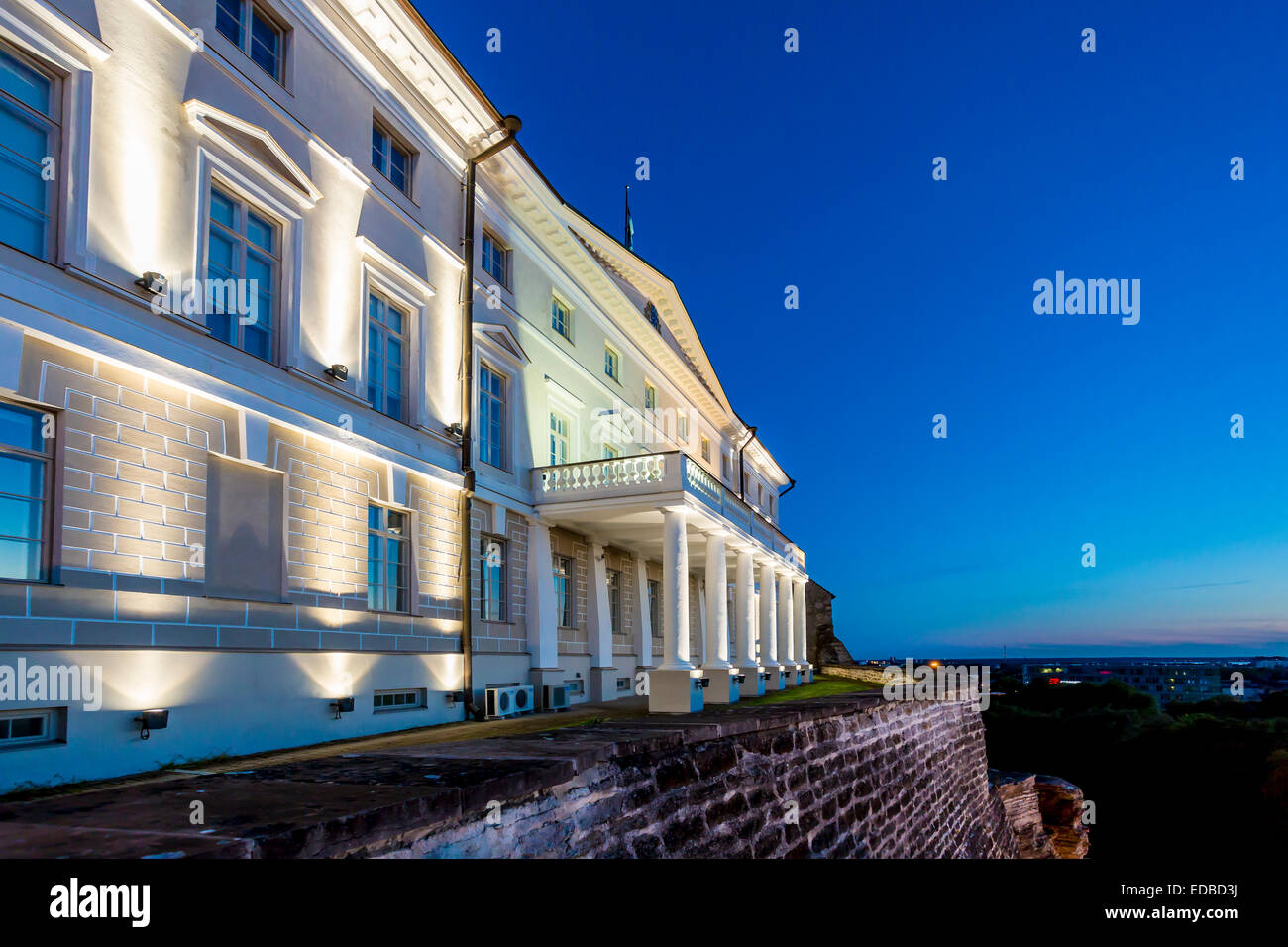 Maison Stenbocki ou Stenbock maja, le siège du gouvernement estonien, à l'heure bleue, Tallinn, Estonie Banque D'Images