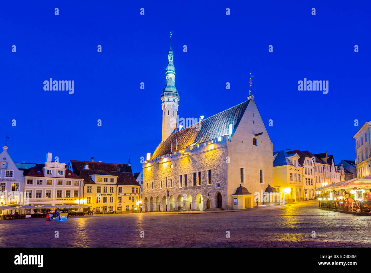 Hôtel de ville gothique sur la place de la ville dans la vieille ville à l'heure bleue, Tallinn, Estonie Banque D'Images