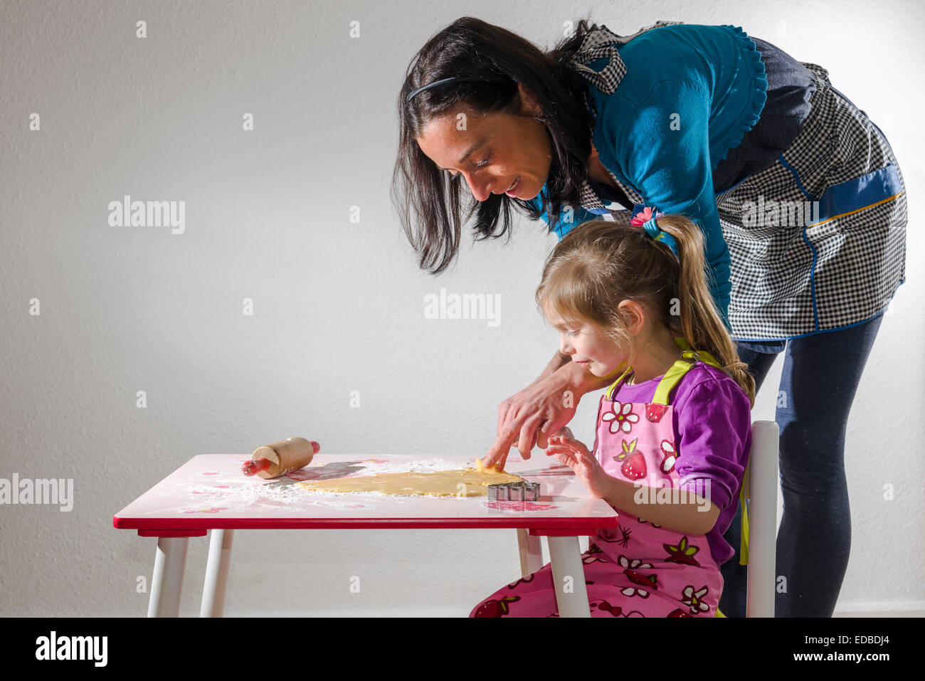 Fille, 3 ans, et sa mère, baking Christmas Cookies Banque D'Images