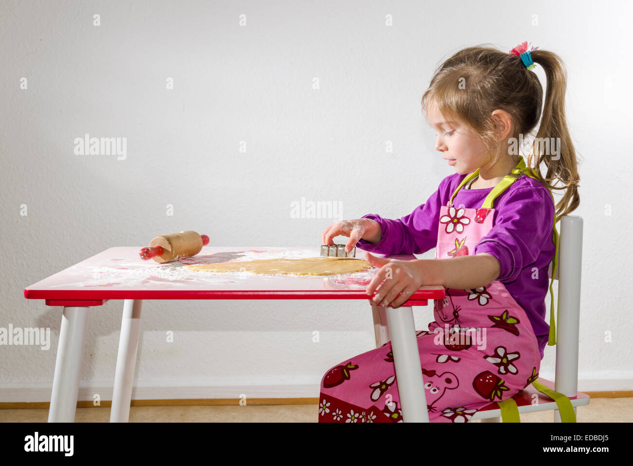 Fille, 3 ans, baking Christmas Cookies Banque D'Images